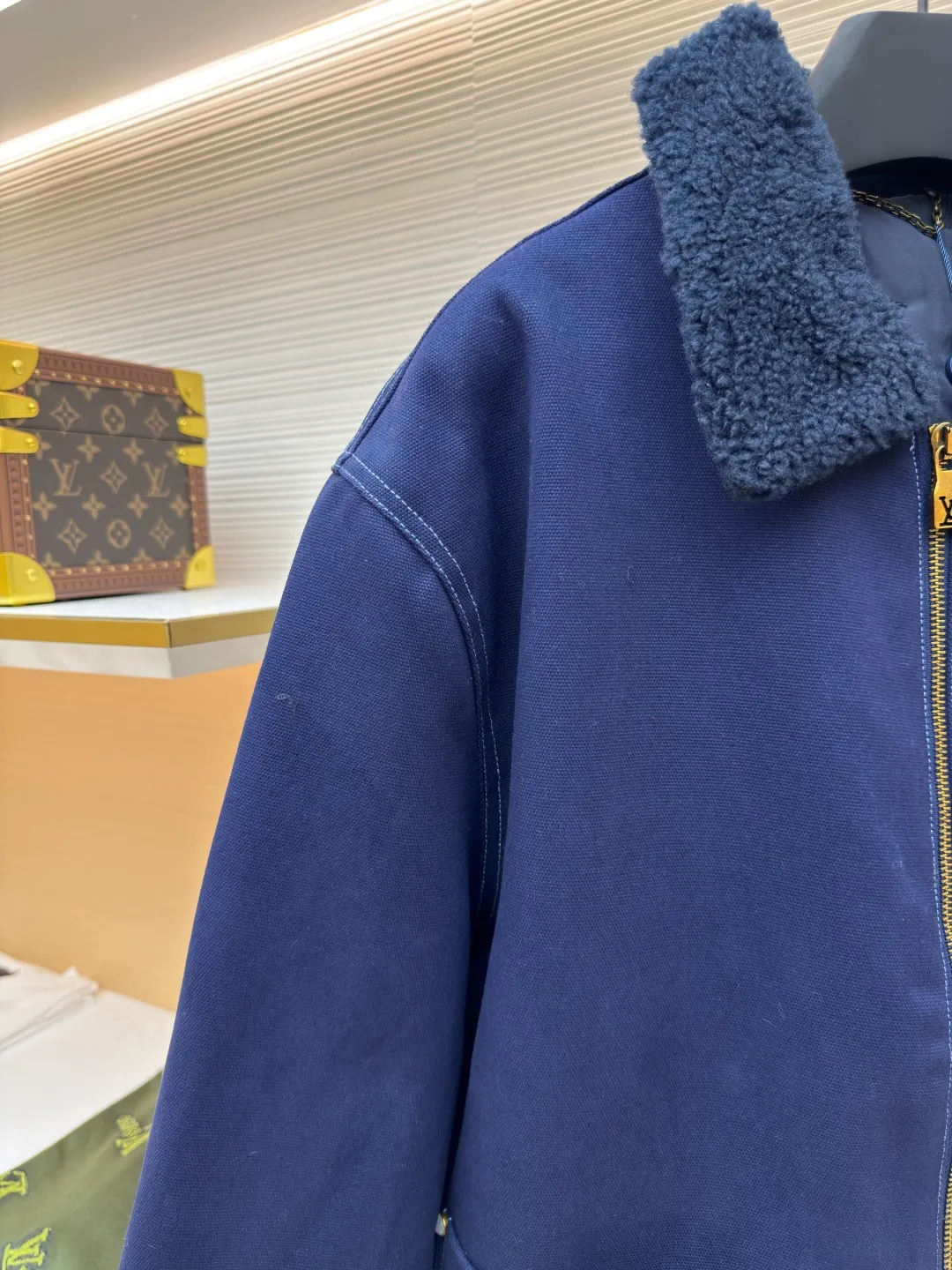 LOUIS VUITTON Winter Solstice Denim Work Clip ●Original version: Purchased and developed for 28500 ●Item number: 1680749-C45 ●Fabric: royal blue thickened beaded canvas fabric ●Technology: made on a positioning cutting machine ●Version: fitted version ●Weight: about 1315 grams ●Size: 46-48-50-52 ●Description: Has a comfortable wool collar and Monogram quilted lining, with topstitching incorporated into the chest pocket and rear respectively. LV logo and suede LV patch. Pearlescent rivets and buttons give it a dandy feel, matching the style. The overall wiring is straight and delicate, the fabric is comfortable and soft, and the color is consistent without color difference. It can be matched with the same style to create a fashionable look and control various occasions. Customized accessories, complete with three standards, same style for men and women!